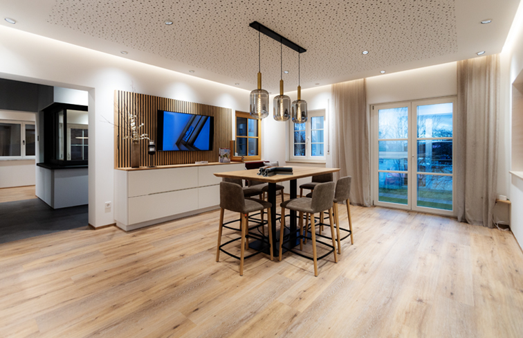 Fensterausstellung Niederbayern Holz und Kunststoff. Maßgefertigter Insektenschutz & Fenster von Passau Fenster. Holz- & Kunststoff-Lösungen für Niederbayern. Qualität & Handwerk seit 1926.