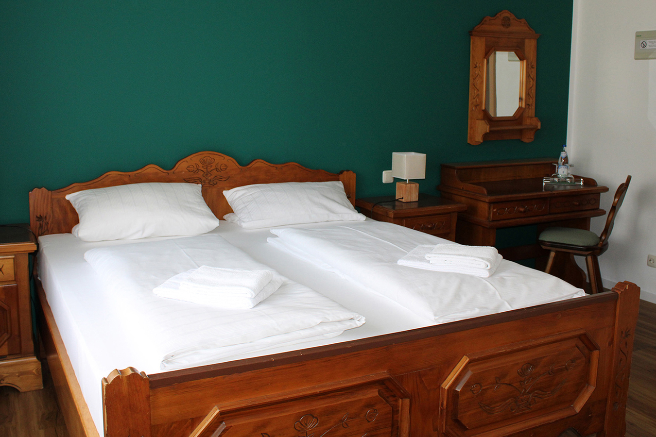 Hotel & Pension Vilshofen: Genieße bayerische Gastlichkeit direkt am Stadtplatz. Regionale Schmankerl & gemütliche Zimmer warten auf Dich. Jetzt buchen!