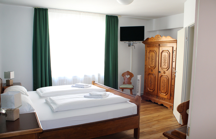 Erlebe echte bayerische Gastfreundschaft im Hotel & Pension Vilshofen. Regionale Küche & süffiges Bier im Herzen der Stadt. Wir freuen uns auf Dich!