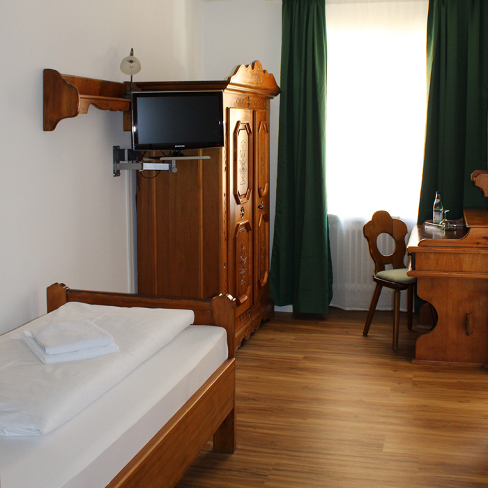 Familiäres Flair & bayerische Genüsse: Das Hotel & Pension Vilshofen am Stadtplatz lädt Dich ein. Übernachte & speise in traditionellem Ambiente.